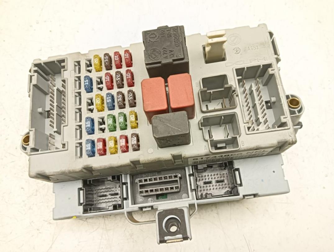 BOÎTE À RELAIS / FUSIBLES