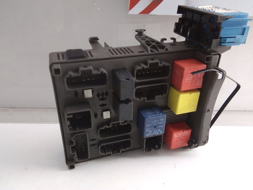 Relay / fuse box